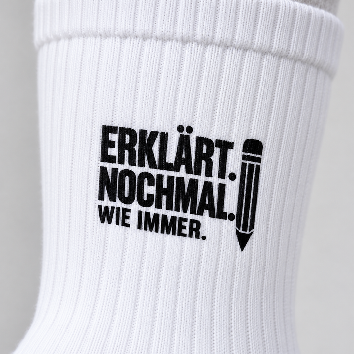Nahaufnahme des schwarzen Lehrer-Motivs auf dem weißen gerippten Sockenschaft
