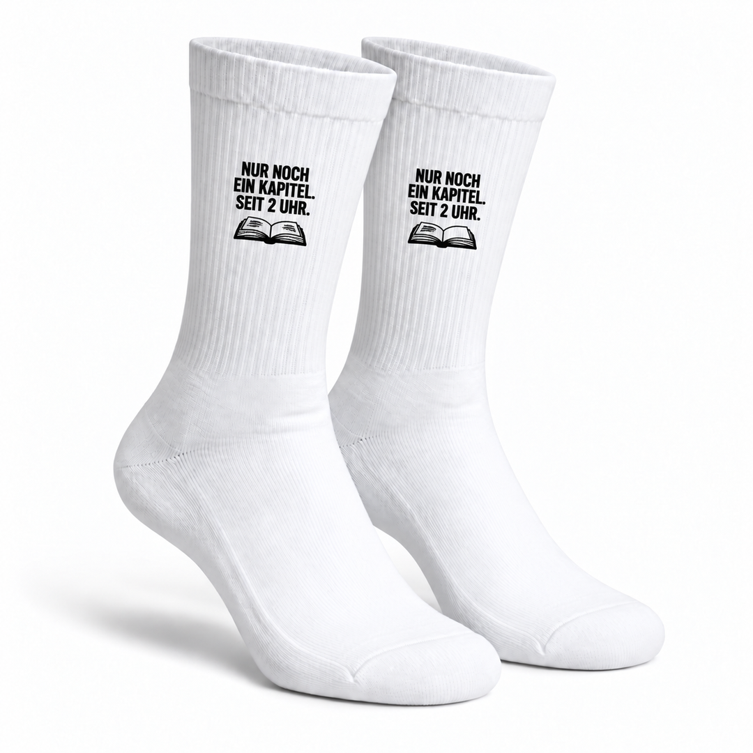 Weiße Socken als Paar mit schwarzem Aufdruck Nur noch ein Kapitel. Seit 2 Uhr. und Buchmotiv