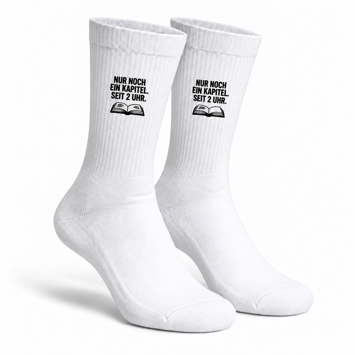 Weiße Socken als Paar mit schwarzem Aufdruck Nur noch ein Kapitel. Seit 2 Uhr. und Buchmotiv