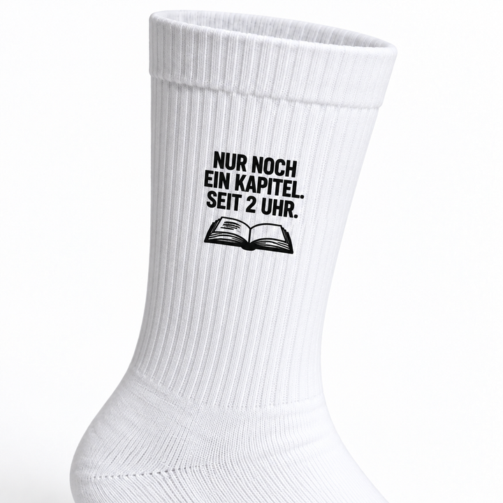 Nahaufnahme des kompakten schwarzen Bücherfan-Motivs auf weißem geripptem Sockenschaft