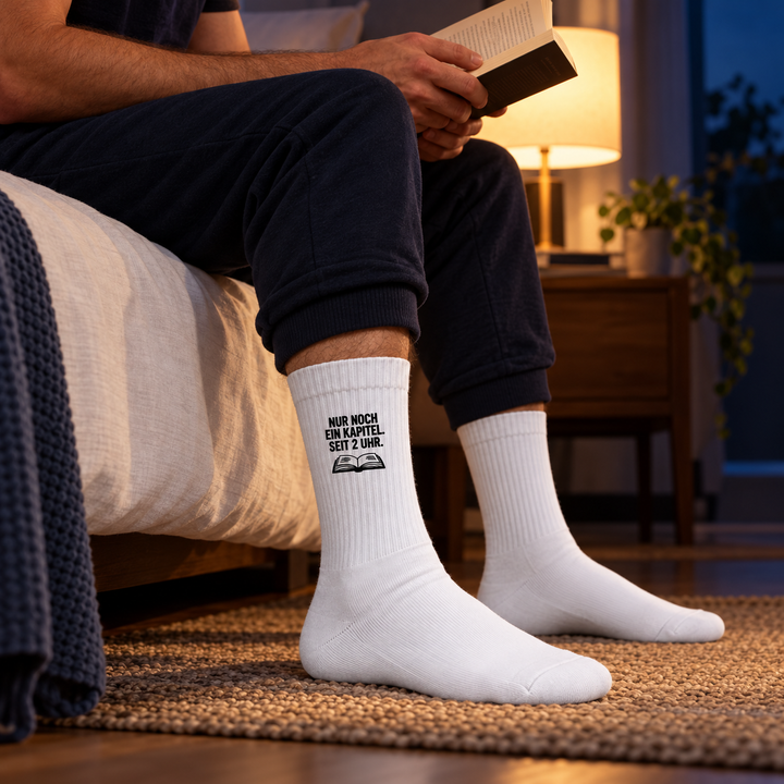 Leser trägt weiße Socken mit dem Motiv Nur noch ein Kapitel. Seit 2 Uhr. am Abend