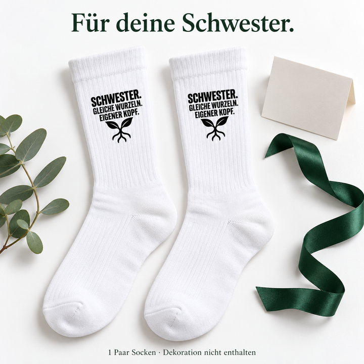 Geschenkidee für die Schwester: ein Paar weiße Socken, Dekoration nicht enthalten