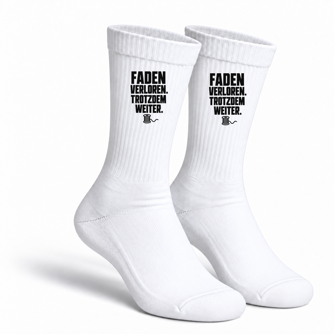 Weiße Näh-Socken mit Aufdruck Faden verloren. Trotzdem weiter. – Paaransicht