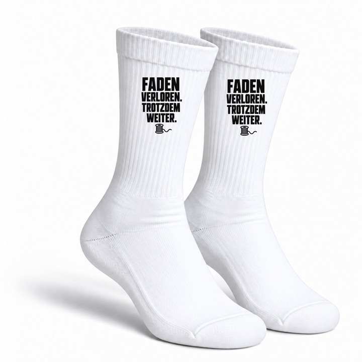 Weiße Näh-Socken mit Aufdruck Faden verloren. Trotzdem weiter. – Paaransicht