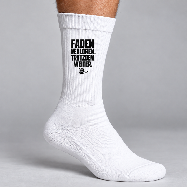 Detailansicht des schwarzen Faden-verloren-Aufdrucks auf weißer Socke
