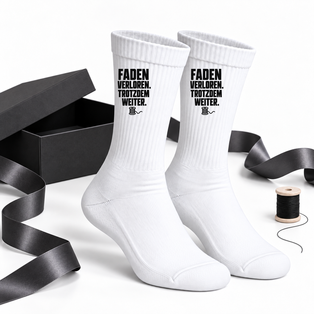 Näh-Socken als Geschenkidee neben schwarzer Geschenkbox