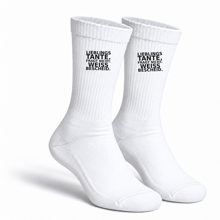 Weiße Tante-Socken mit Aufdruck Lieblingstante. Fragt nicht. Weiß Bescheid. – Paaransicht