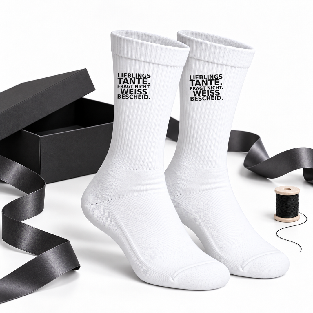 Tante-Socken als Geschenkidee neben schwarzer Geschenkbox