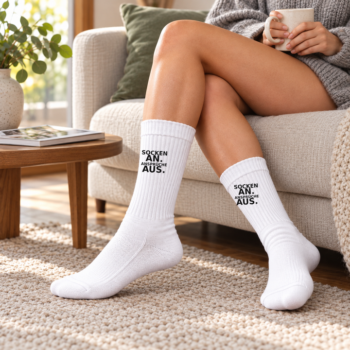 Frau beim Entspannen mit weißen Socken und Aufdruck Socken an. Ansprüche aus.