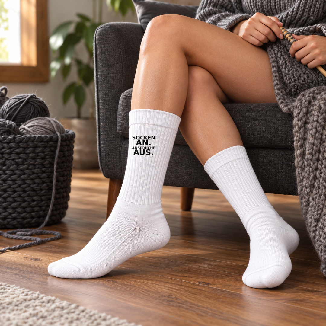 Lifestyle-Aufnahme einer weißen Socke mit trockenem Spruch