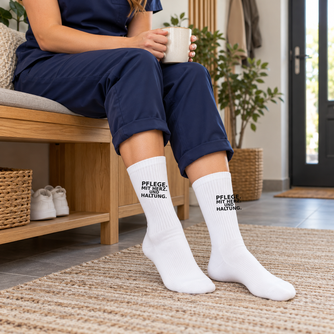 Pflegekraft nach der Schicht mit weißen Socken und wertschätzendem Aufdruck