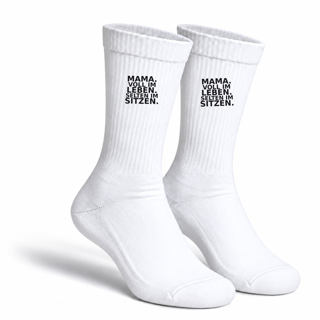 Weiße Mama-Socken mit Aufdruck Mama. Voll im Leben. Selten im Sitzen. – Paaransicht