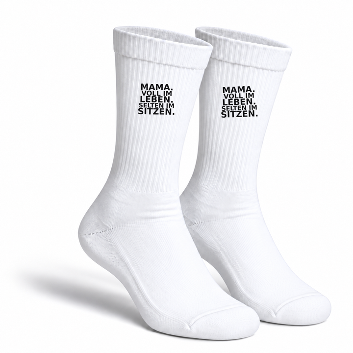 Weiße Mama-Socken mit Aufdruck Mama. Voll im Leben. Selten im Sitzen. – Paaransicht