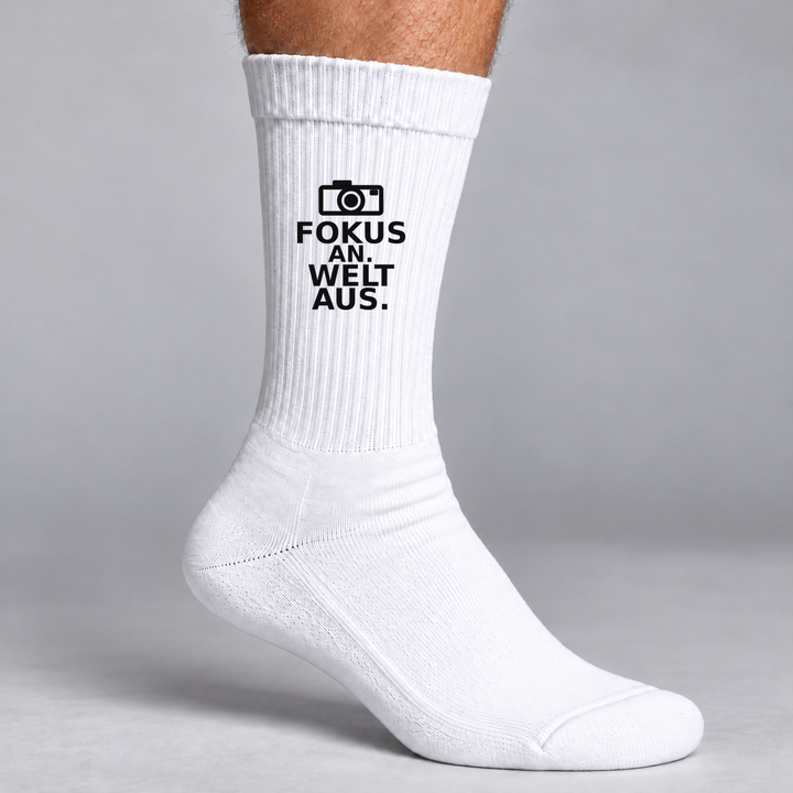 Detailansicht des schwarzen Aufdrucks Fokus an. Welt aus. auf weißer Socke