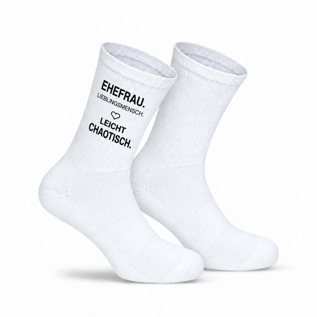 Ehefrau-Socken „Lieblingsmensch. Leicht chaotisch.“ – großes Motiv außen, parallel zum Sockenbund; Innenseite unbedruckt