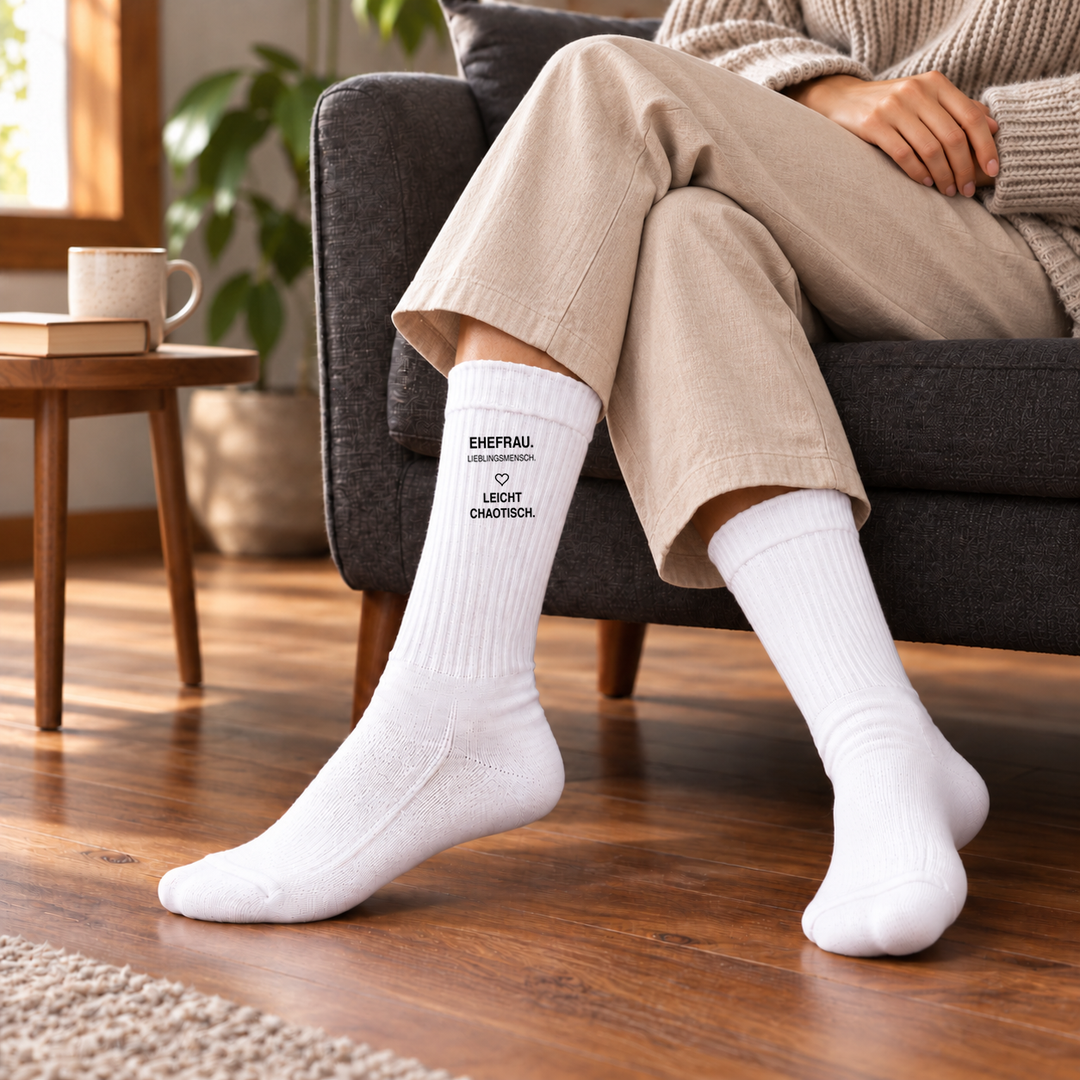 Lifestyle-Aufnahme weißer Ehefrau-Socken mit kleinem Herz und schwarzer Typografie