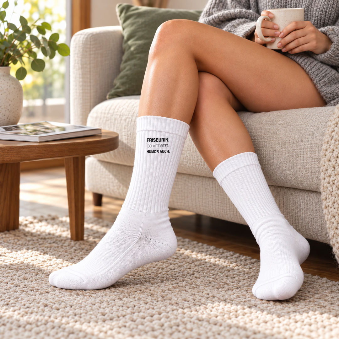 Frau trägt weiße Friseur-Socken mit kompaktem schwarzem Typografie-Motiv