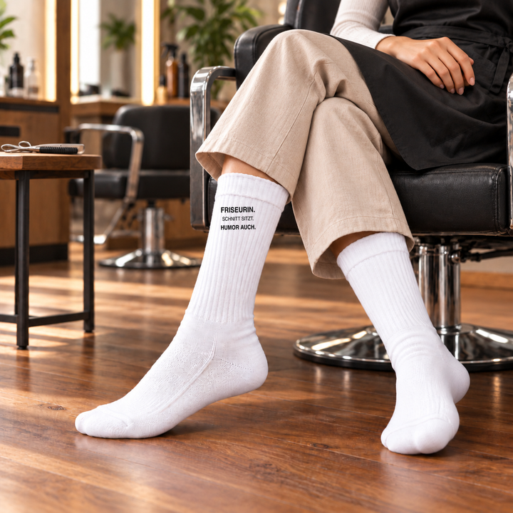 Lifestyle-Aufnahme weißer Friseur-Socken in einem modernen Friseursalon