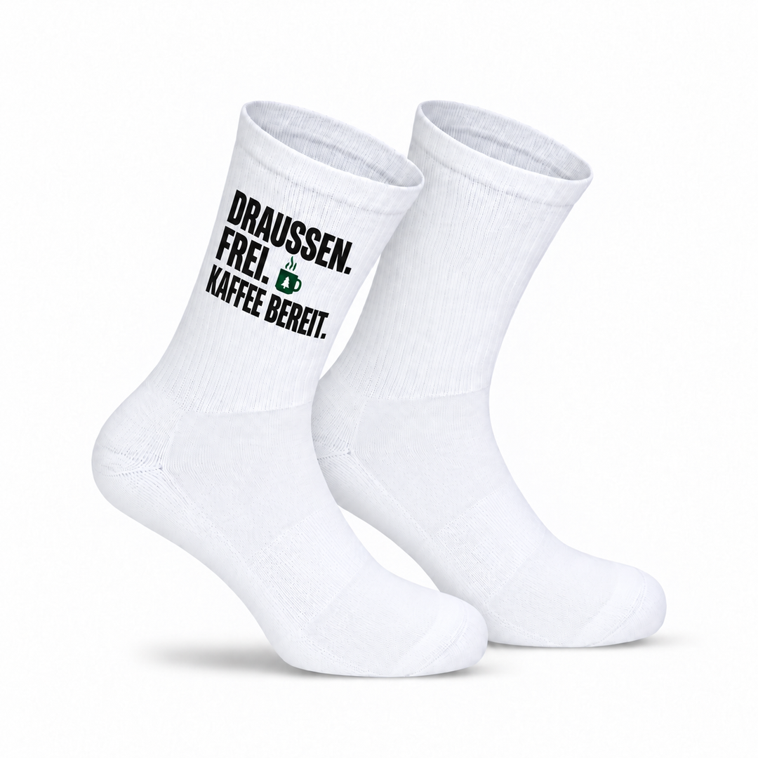 Camping-Socken „Draußen. Frei. Kaffee bereit.“ – Motiv parallel zum Sockenbund, auf der Außenseite