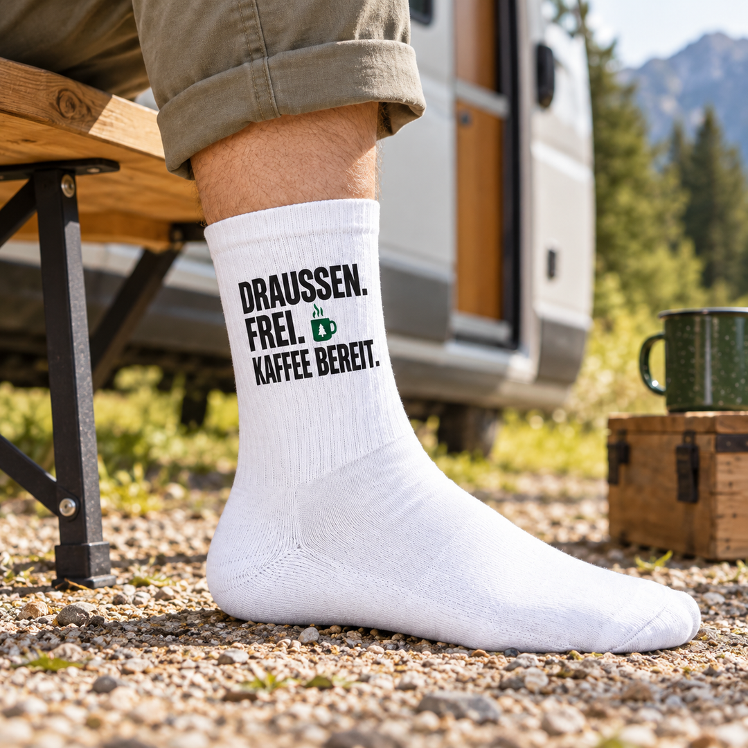 Camping-Socken „Draußen. Frei. Kaffee bereit.“ – Getragene Socke in Seitenansicht mit großem Motiv außen