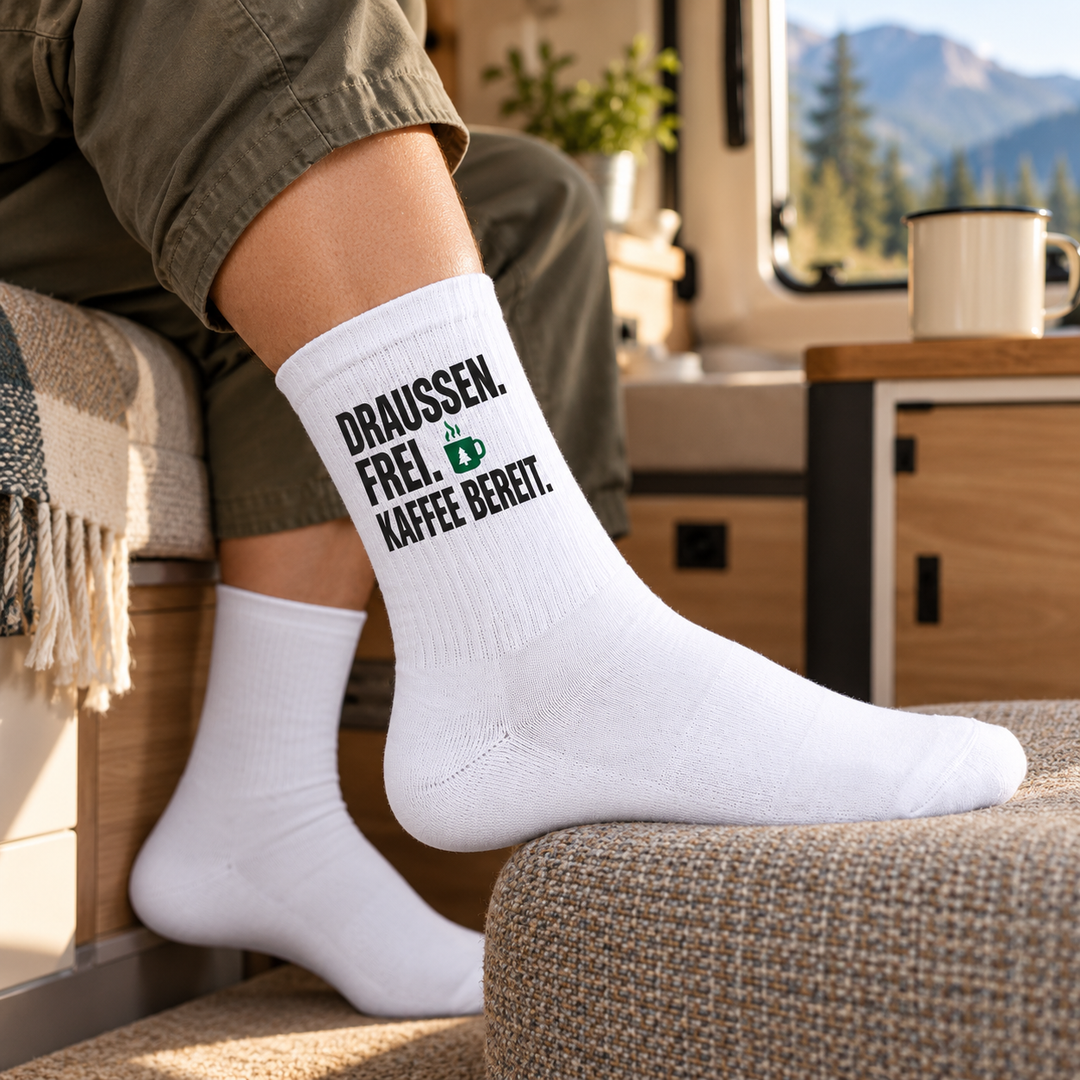 Camping-Socken „Draußen. Frei. Kaffee bereit.“ – Entspannte Alltagsszene mit Motiv außen und unbedruckter Innenseite