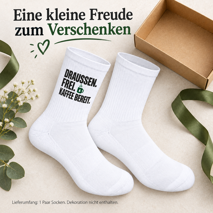 Camping-Socken „Draußen. Frei. Kaffee bereit.“ – Geschenkidee – 1 Paar Socken, Dekoration nicht enthalten