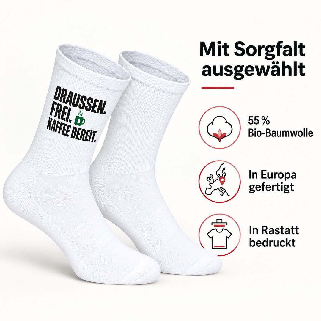 Camping-Socken „Draußen. Frei. Kaffee bereit.“ – 55 Prozent Bio-Baumwolle, in Europa gefertigt und in Rastatt bedruckt