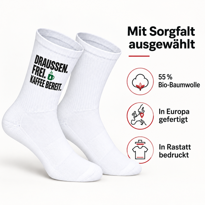 Camping-Socken „Draußen. Frei. Kaffee bereit.“ – 55 Prozent Bio-Baumwolle, in Europa gefertigt und in Rastatt bedruckt