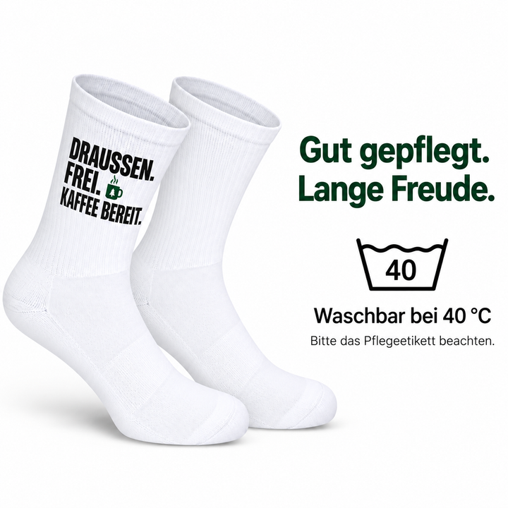 Camping-Socken „Draußen. Frei. Kaffee bereit.“ – Waschbar bei 40 Grad Celsius – Pflegeetikett beachten