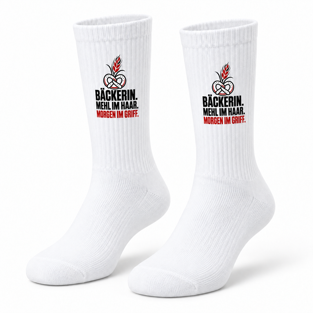 Weiße Bäckerin-Socken mit kompaktem Aufdruck Mehl im Haar. Morgen im Griff.