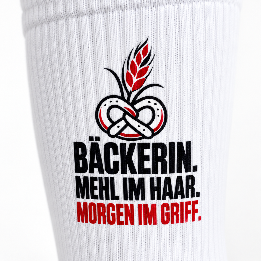 Detailansicht des schwarzen und dunkelroten Bäckerin-Aufdrucks auf weißer Socke