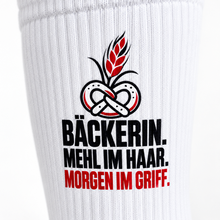 Detailansicht des schwarzen und dunkelroten Bäckerin-Aufdrucks auf weißer Socke