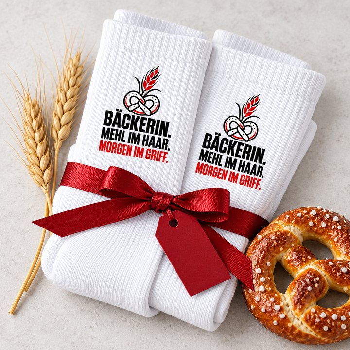 Bäckerin-Socken als Geschenkidee mit rotem Band, Weizen und Brezel