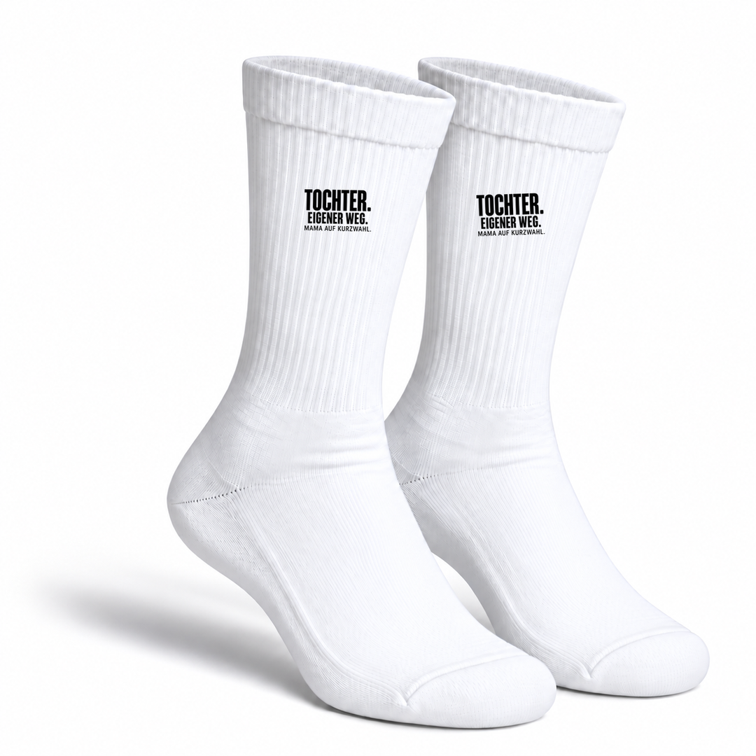 Weiße Tochter-Socken mit kompaktem Aufdruck Tochter. Eigener Weg. Mama auf Kurzwahl.