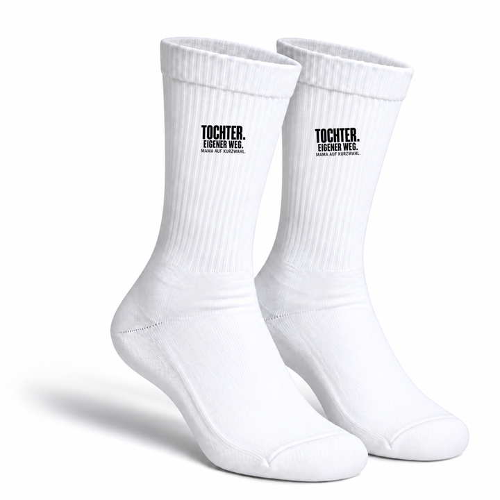 Weiße Tochter-Socken mit kompaktem Aufdruck Tochter. Eigener Weg. Mama auf Kurzwahl.
