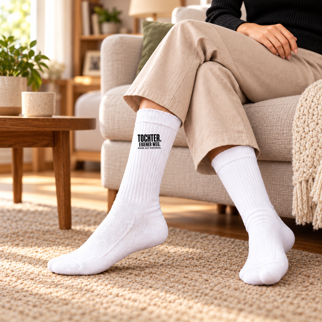 Weiße Tochter-Socken mit kleinem Aufdruck bei einem entspannten Besuch zu Hause