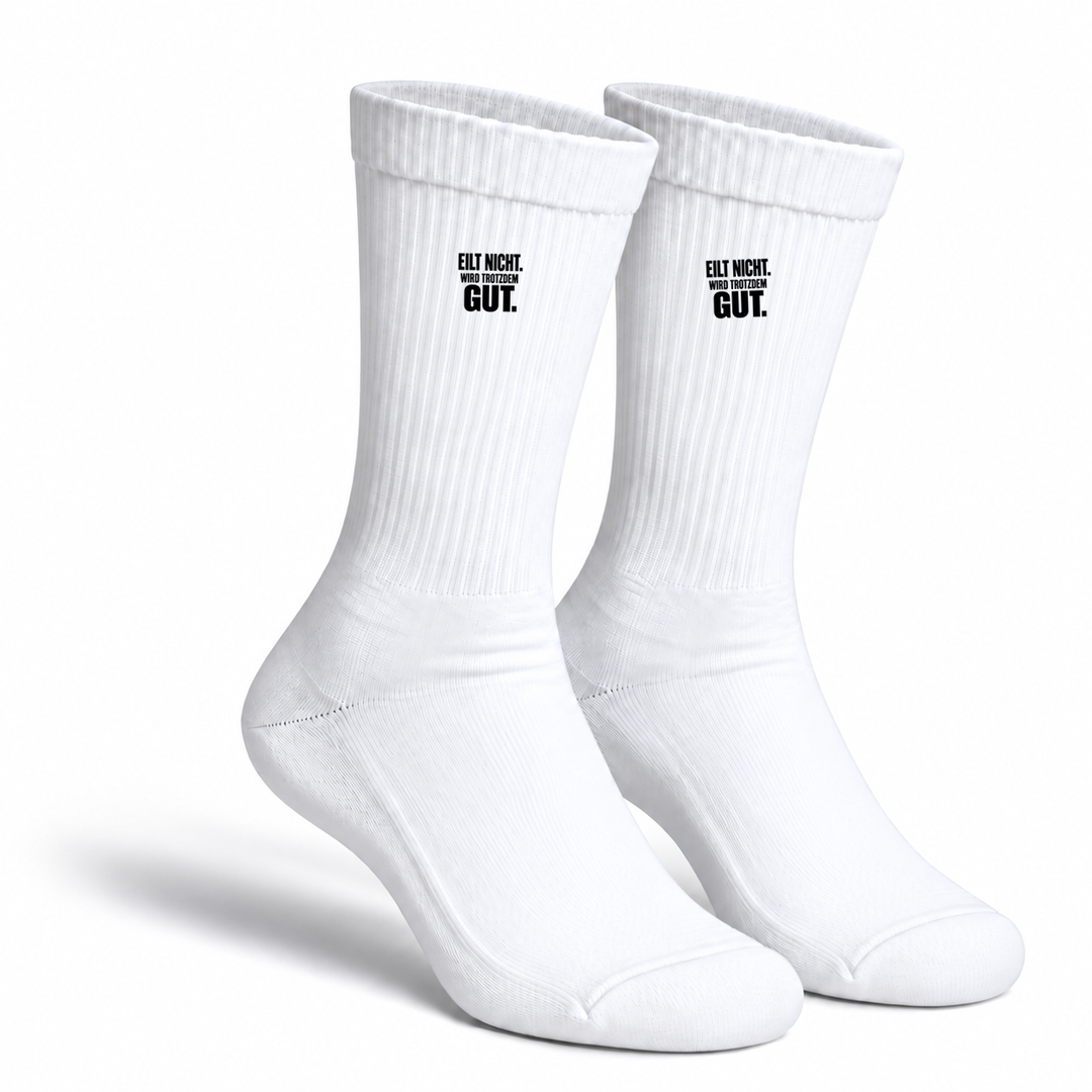 Weiße Humor-Socken mit kompaktem Aufdruck Eilt nicht. Wird trotzdem gut.