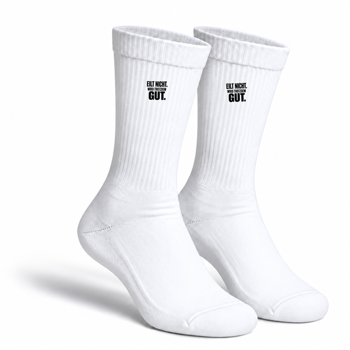 Weiße Humor-Socken mit kompaktem Aufdruck Eilt nicht. Wird trotzdem gut.