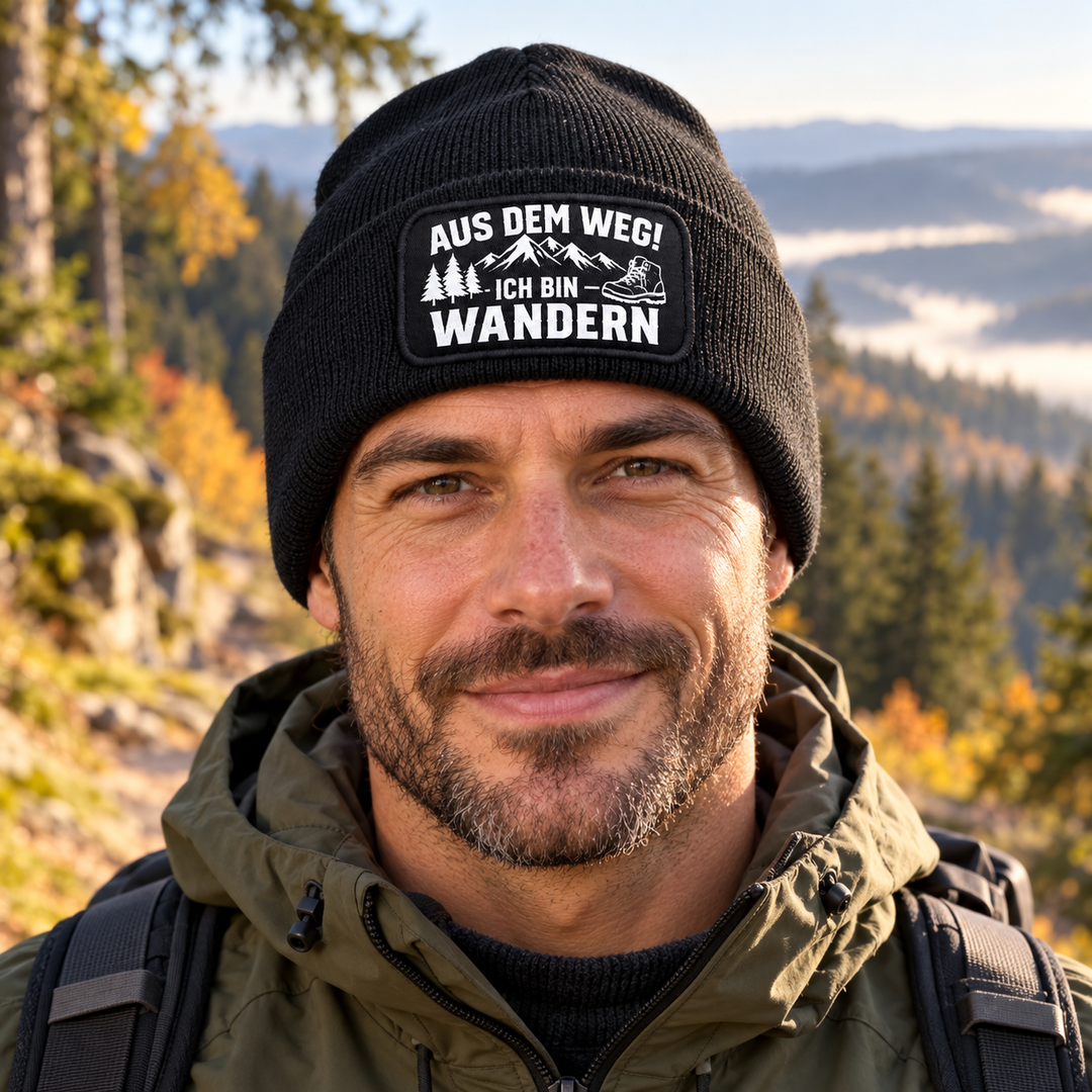 Mütze AUS DEM WEG! ICH BIN WANDERN – 7 Farben – Lifestyle-Ansicht in Schwarz