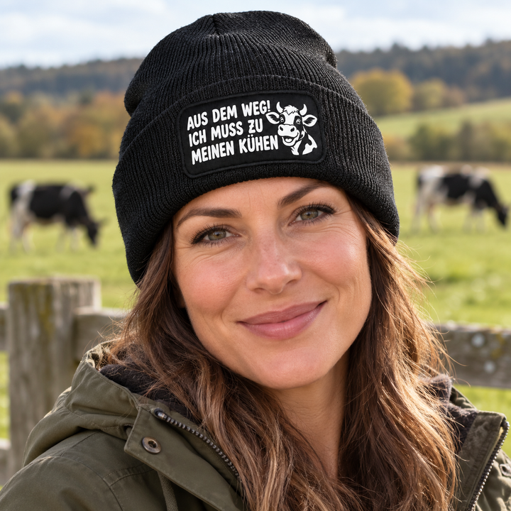 Mütze AUS DEM WEG! ICH MUSS ZU MEINEN KÜHEN – 7 Farben – Lifestyle-Ansicht in Schwarz