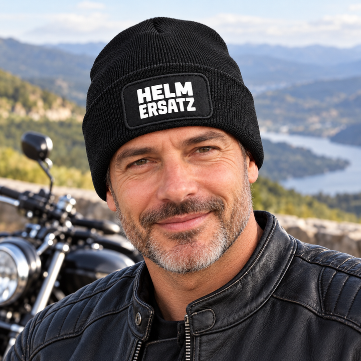 Mütze HELM ERSATZ – Lustige Beanie für Motorradfans | 7 Farben – Lifestyle-Ansicht in Schwarz