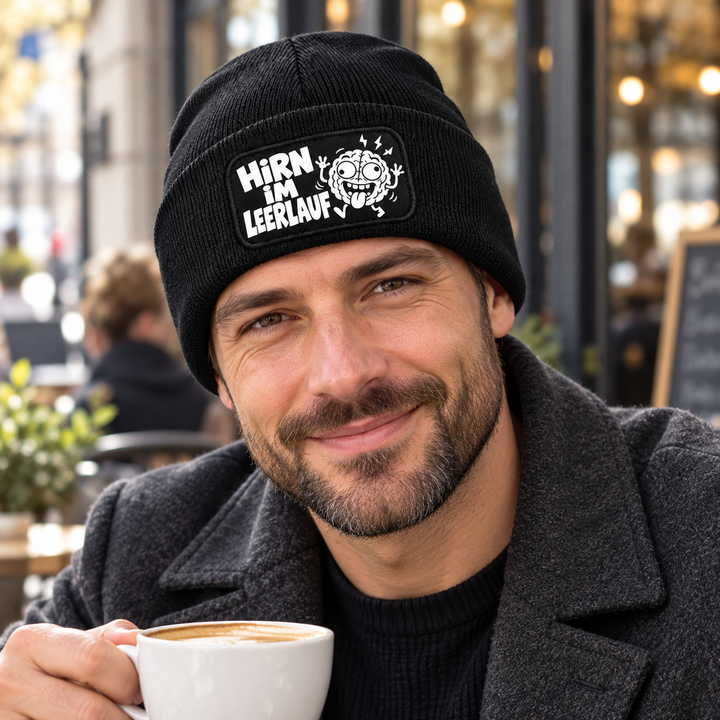 Mütze HIRN IM LEERLAUF – Lustige Comic Beanie | 7 Farben – Lifestyle-Ansicht in Schwarz