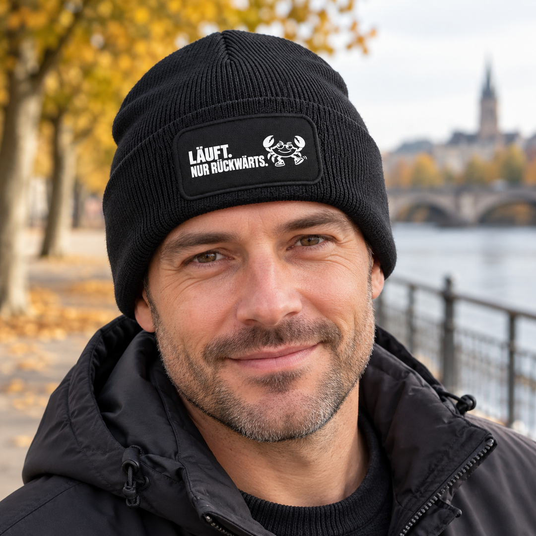 Mütze „LÄUFT. NUR RÜCKWÄRTS.“ – Comic-Krabbe | 7 Farben – Lifestyle-Ansicht in Schwarz