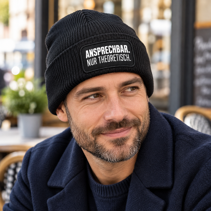 Mütze „ANSPRECHBAR. NUR THEORETISCH.“ – 7 Farben – Lifestyle-Ansicht in Schwarz