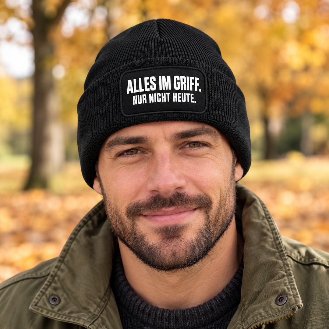 Mütze „ALLES IM GRIFF. NUR NICHT HEUTE.“ – 7 Farben – Lifestyle-Ansicht in Schwarz