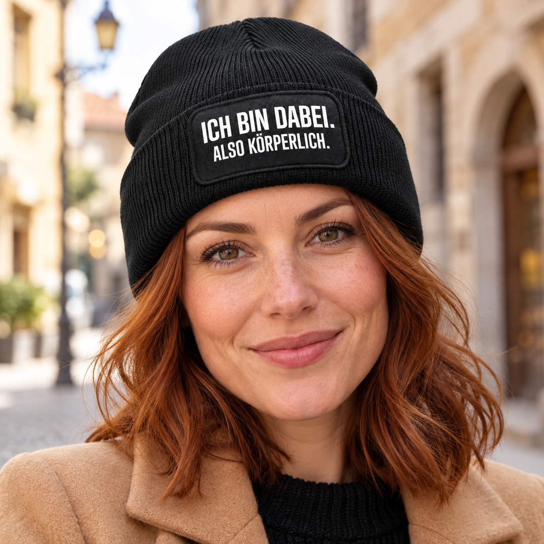 Mütze „ICH BIN DABEI. ALSO KÖRPERLICH.“ – 7 Farben – Lifestyle-Ansicht in Schwarz