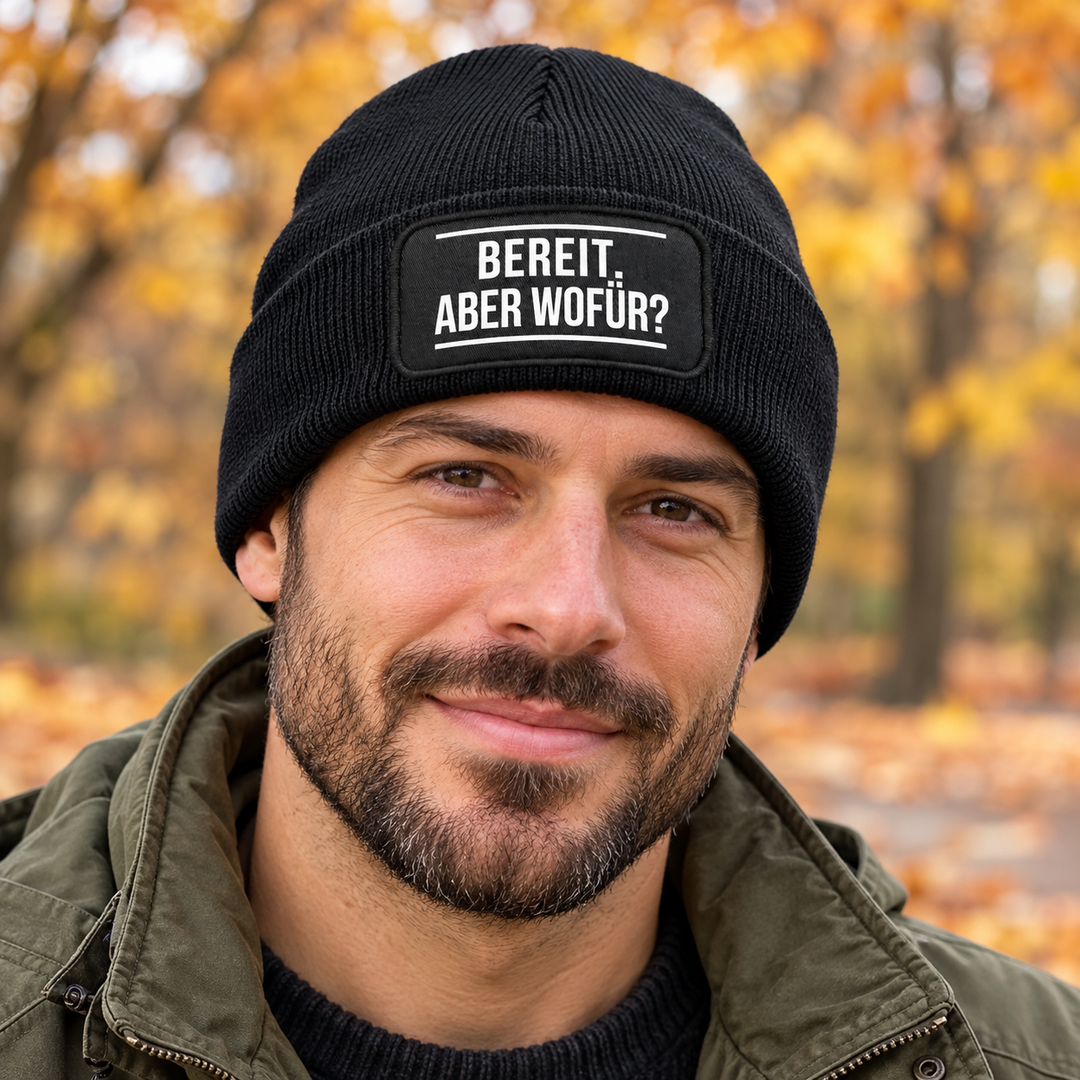 Mütze „BEREIT. ABER WOFÜR?“ – 7 Farben – Lifestyle-Ansicht in Schwarz