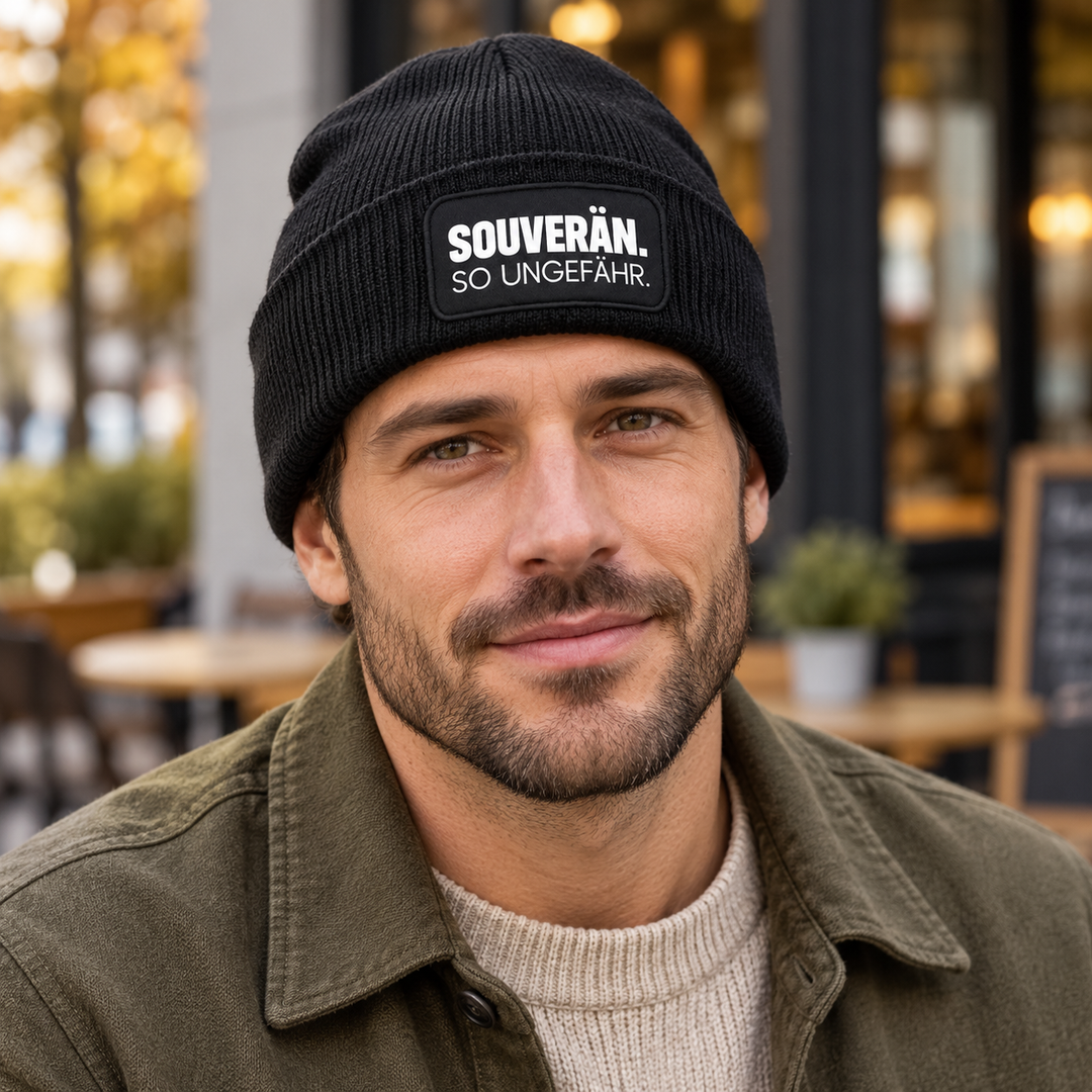 Mütze „SOUVERÄN. SO UNGEFÄHR.“ – 7 Farben – Lifestyle-Ansicht in Schwarz