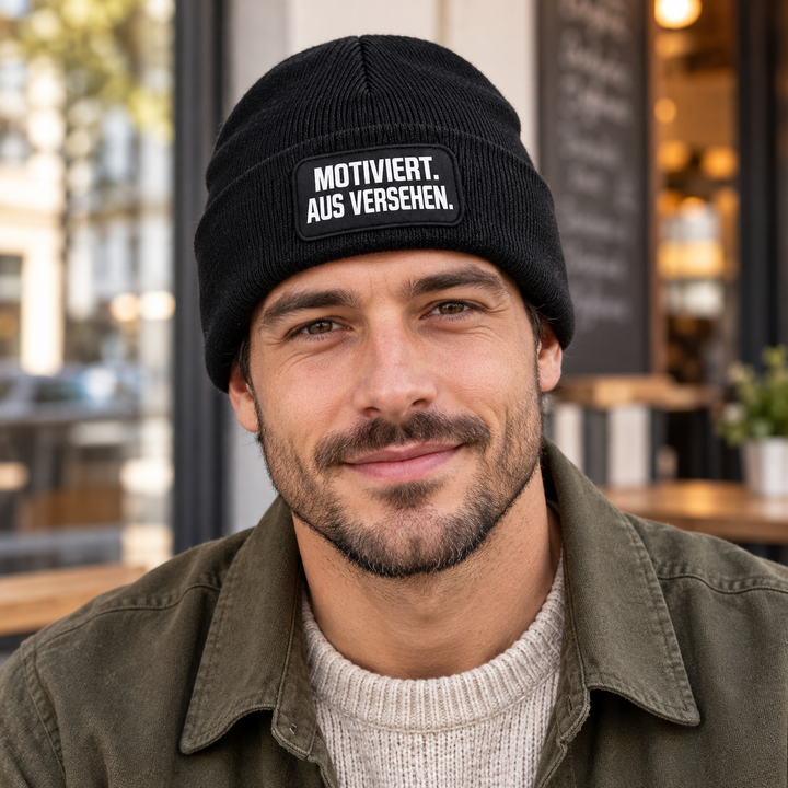 Mütze „MOTIVIERT. AUS VERSEHEN.“ – 7 Farben – Lifestyle-Ansicht in Schwarz