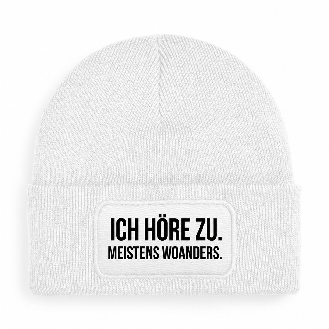 PEPAM Mütze „ICH HÖRE ZU. MEISTENS WOANDERS.“ – Weiß